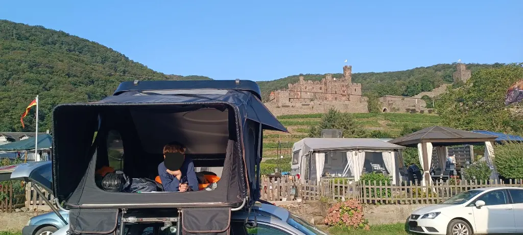 ZOGGO Max Hybrid-Dachzelt auf Campingreise